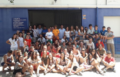 Una trentena de xiquetes i xiquets de Vallecas coneixen el mar a Bellreguard