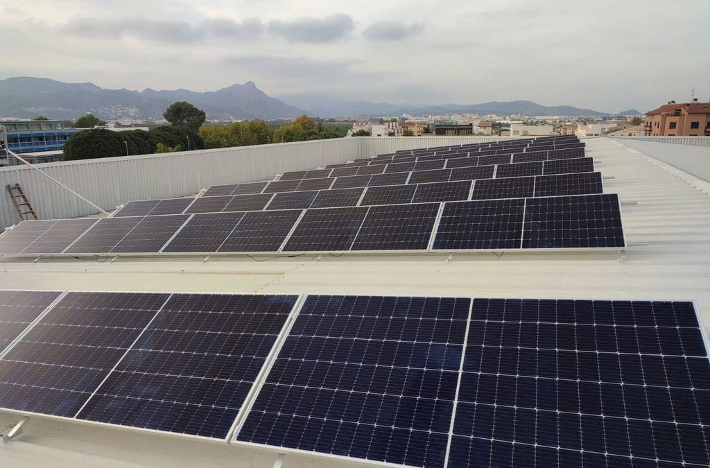 El Ayuntamiento coloca placas solares en el pabellón de básquet y la Escoleta para abastecer las instalaciones y reducir la factura energética