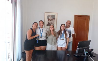 L’alcaldessa rep a les esportistes Maria Pellicer i Joana Galiano, medallistes de natació artística